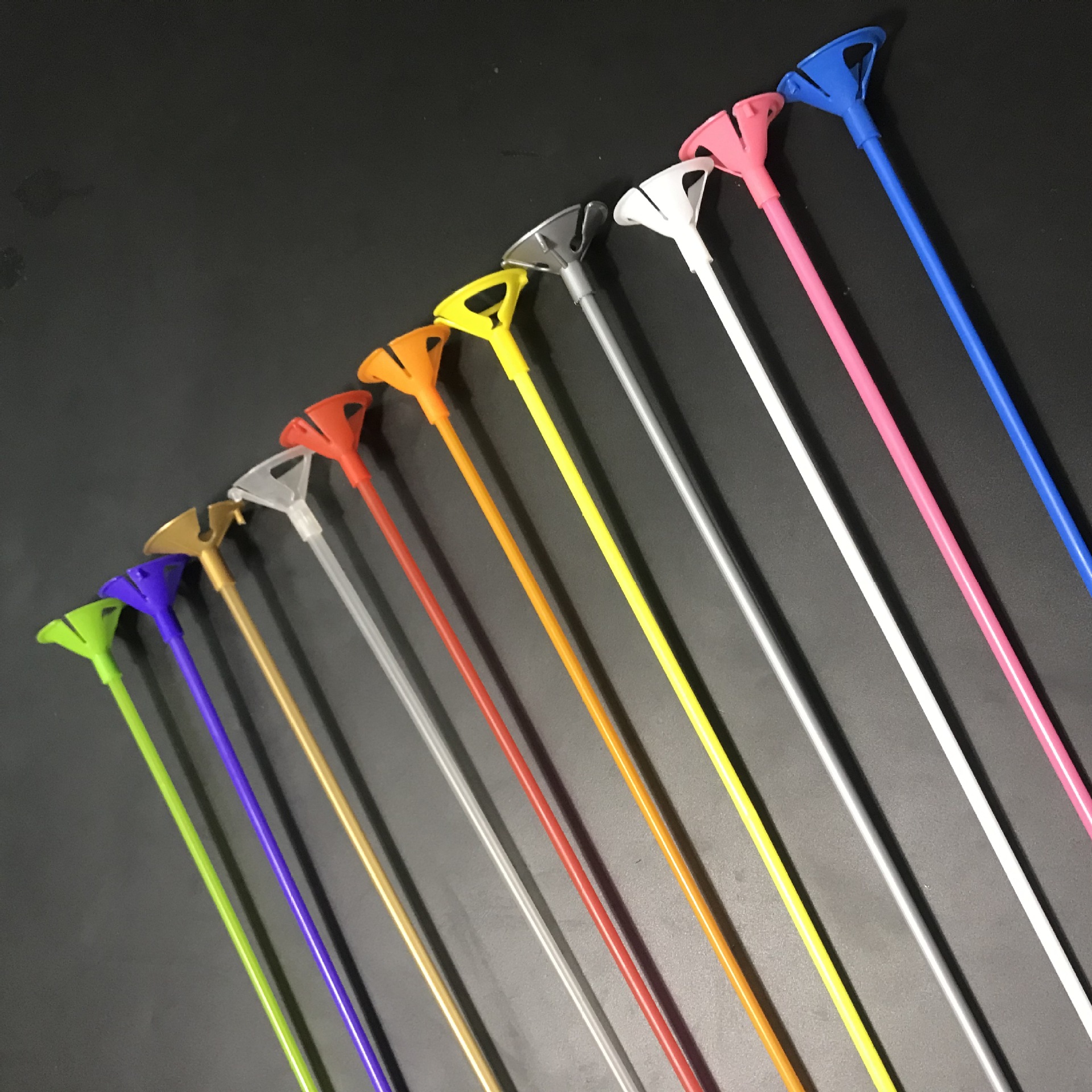 Ano ang mga katangian ng lobo plastic sticks?